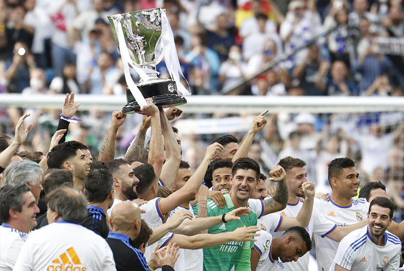 Pemain, staf, dan pelatih Real Madrid merayakan gelar juara ke-35 klub di La Liga Spanyol, di Santiago Bernabeu, Sabtu (30/4/2022) malam WIB. (EPA-EFE)