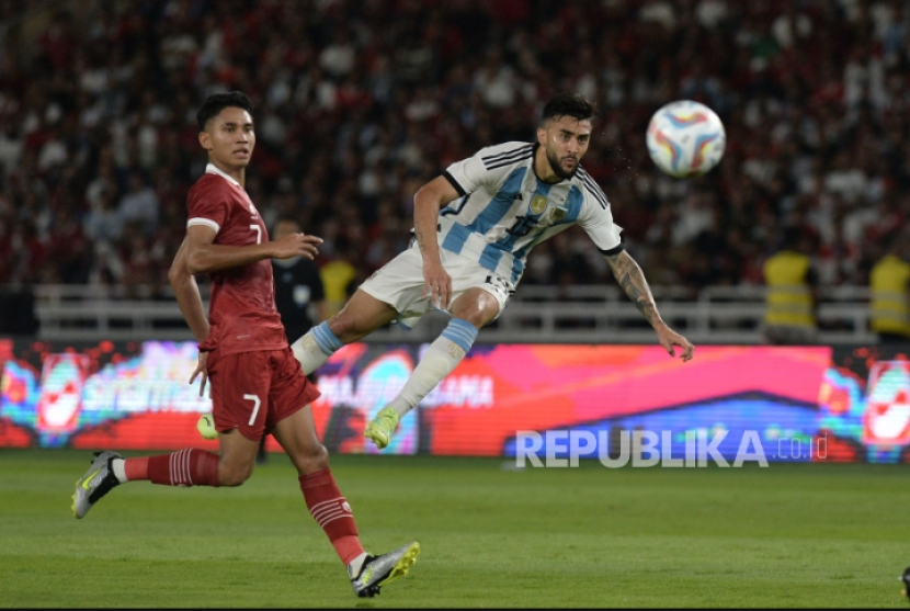 Pemain Timnas Argentina Nicolas Ivan Gonzalez (15) melepaskan tendangan ke gawang Timnas Indonesia dalam laga FIFA Matchday di Stadion Gelora Bung Karno, Senayan, Jakarta, Senin (19/6/2023). Pada pertandingan itu, meski tanpa kehadiran Messi, Argentina bisa menang 2-0 atas Timnas Indonesia (foto: edwin dwi putranto/republika)