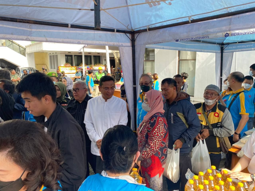 Ketua DPRD Kota Bandung Tedy Rusmawan memantau pelaksanaan pasar murah ramadhan/Humas DPRD Kota Bandung