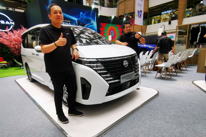 Presiden Direktur PT Nissan Motor Distributor Indonesia (NMDI) Evensius Go (kiri) memperkenalkan Nissan Serena e-Power kepada khalayak Bandung, Selasa (17/9/2024).