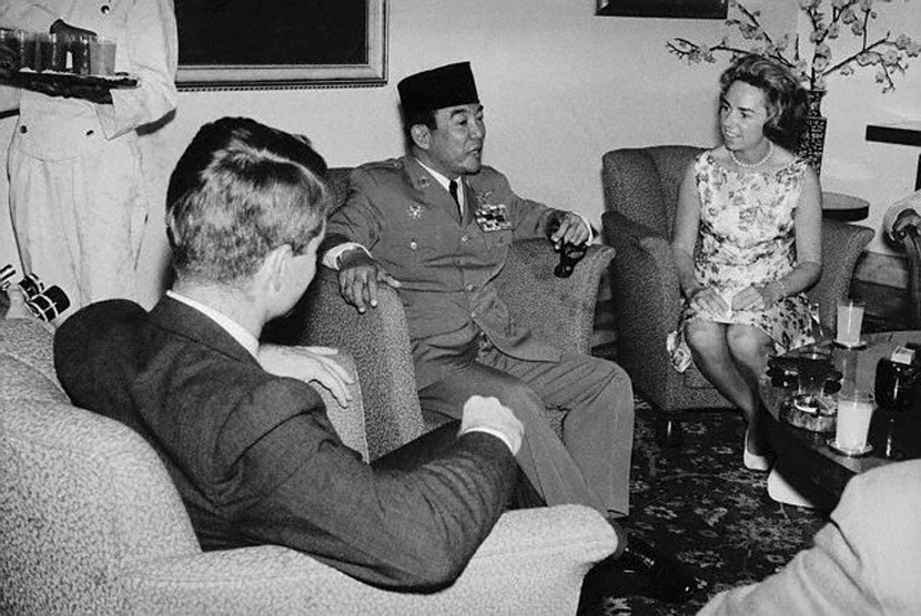 Presiden Soekarno menyambut Robert Kennedy dan istrinya Nyonya Ethel Kennedy. Foto: Tangkapan Layar/ Dok Republika.