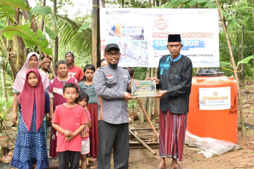 Laznas BMH membangunkan sumur bor untuk warga Kampung Cipunaga, Desa Cihara, Kecamatan Cihara, Kabupaten Lebak, Provinsi Banten. (Foto-foto: Dok BMH)