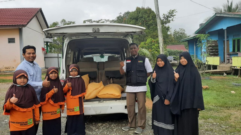 Laznas BMH dan Pemkab Malinau menyalurkan beras untuk santri Pesantren Hidayatullah Malinau, Kalimantan Utara (Kaltara), Jumat (21/10/2022). (Foto: Dok BMH)