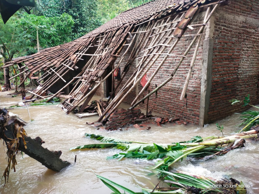 Musibah banjir di Desa Wadasmalang, Kebumen telah menyebabkan sedikitnya empat rumah rusak dan satu orang meninggal dunia terseret arus banjir. (Foto: Dok  BMH)