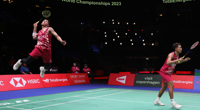 Dalam jadwal siaran Kejuaraan Dunia BWF 2023 Hari Ini tanpa unggulan pertama Fajar Alfian/Muhammad Rian Ardianto yang secara mengejutkan kalah di babak kedua.