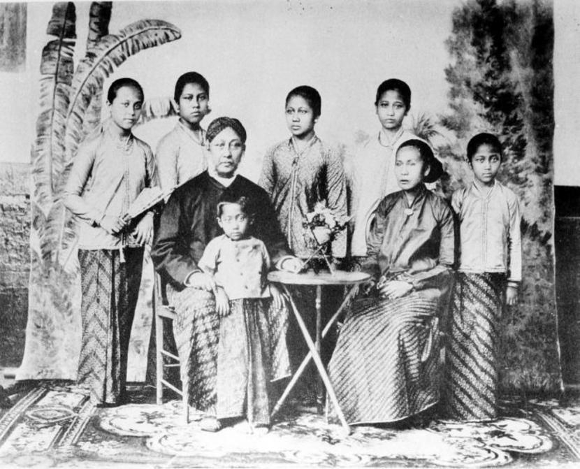 Foto RA Kartini sekeluarga. (wikimedia commons/tropen museum)