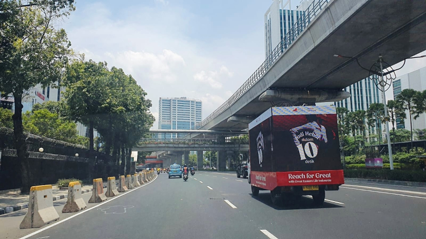 Mobile LED berisi pesan "Jadi Hebat dalam 10 Detik" yang melintas di Jalan HR Rasuna Said, Kuningan, Jakarta Selatan. (Foto: Great Eastern Life Indonesia)
