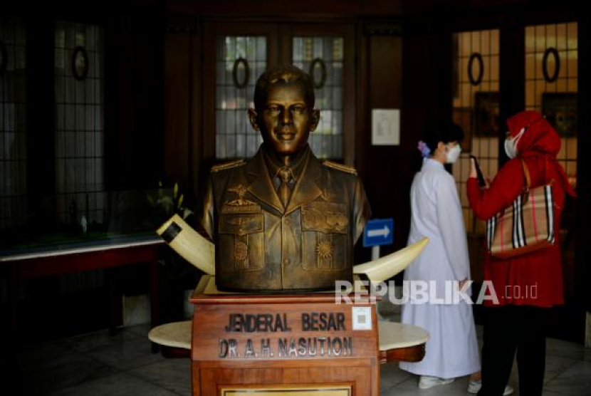 Pengunjung mengamati Kediaman Rumah Jenderal Besar A. H Nasution di Menteng, Jakarta, Jumat (30/9/2022). Rumah Kediaman Jenderal Besar A. H Nasution kini telah menjadi Museum Sasmitaloka A. H Nasution yang diresmikan oleh Presidem SBY pada 3 Desember 2008 untuk mengenang peristiwa G30S/PKI. Foto: Republika/Thoudy Badai