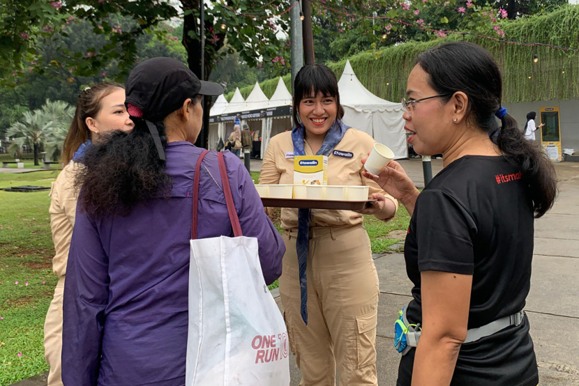 Staf pemasaran Etawalin menawarkan produk Etawalin kepada pengunjung festival kuliner TikTok Indonesia pertama, #FoodFestOnTikTok 2024, Ahad (26/5/2024) di Lapangan Banteng, Jakarta.