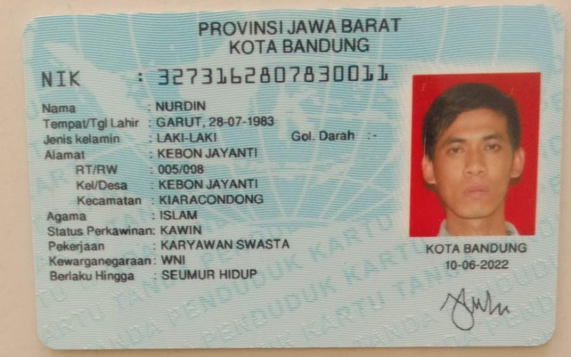 KTP pelaku bom bunuh diri di Polsek Astana Anyar, Bandung, Rabu (7/12/2011). Foto: Al Chaidar Abdurrahman Puteh).