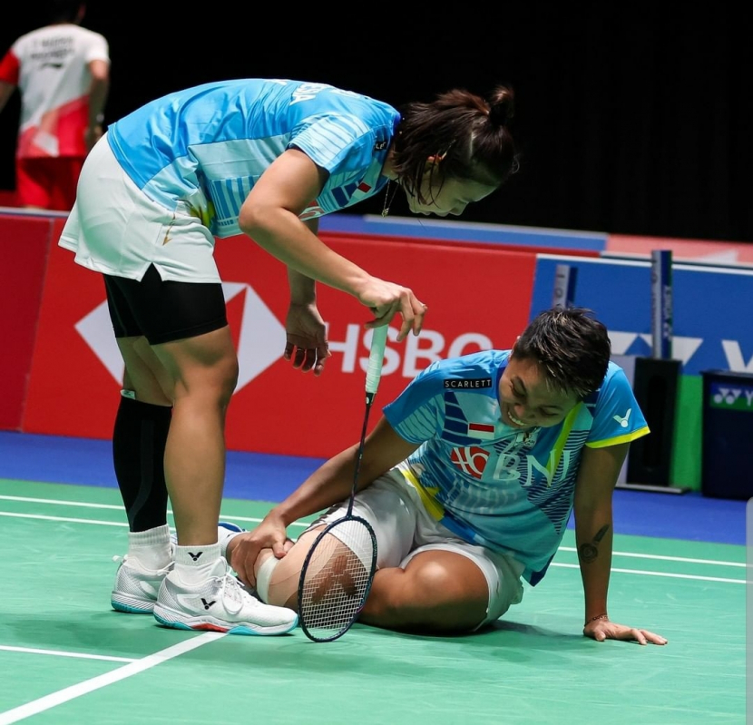 Di babak kedua All England 2022, Greysia Apriyani mundur di tengah pertandingan karena Apriyani cedera betis. (Source: BWF)