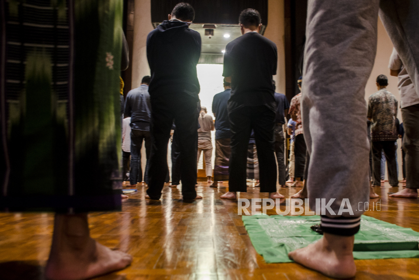  Seorang pria Muslim disebut harus memakai celana cingkrang alias di atas mata kaki agar tidak isbal. Foto: Republika.