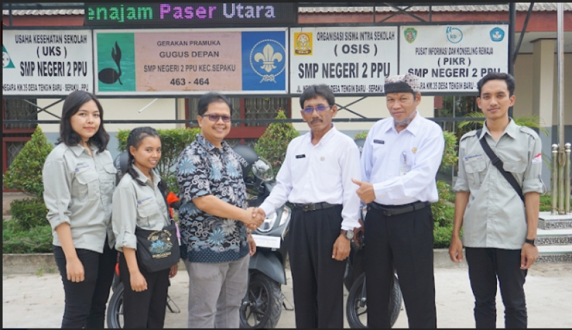 Peserta Guru Muda Garda Depan (GMGD) di SMPN 2 Penajam Paser Utara menerima bantuan sepeda motor (foto: dokumentasi fif group).