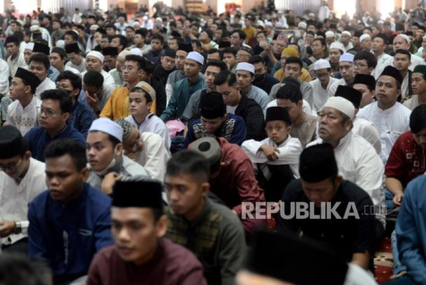 Ummat muslim menghadiri kegiatan doa serta tabligh akbar. (Dok. Republika).