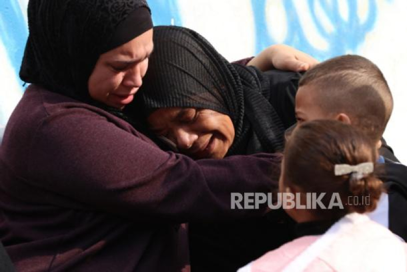 Wanita Palestina berduka (ilustrasi) (dok. EPA-EFE/ALAA BADARNEH)