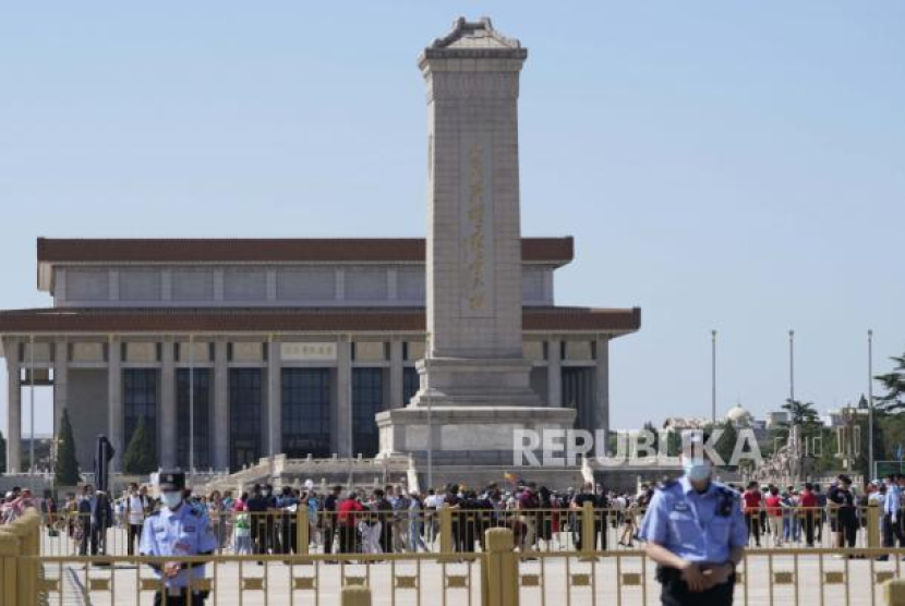 Polisi China berjaga saat turis mengunjungi Lapangan Tiananmen pada peringatan 32 tahun penumpasan mematikan terhadap protes pro-demokrasi di Beijing pada Jumat, 4 Juni 2021. Foto: AP/Ng Han Guan