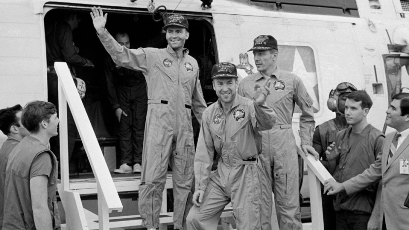 Awak Misi Apollo menaiki helikopter setelah pemulihan di Samudra Pasifik Selatan pada 17 April 1970. Mereka menyebut ke samudra setelah menyelamatkan diri dari bencana di luar angkasa.