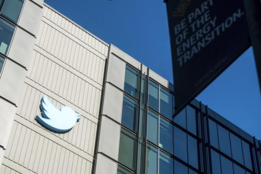 Logo Twitter digantung di luar kantor perusahaan di San Francisco pada 1 November 2022. Elon Musk Bikin Aturan Nyeleneh, Batasi Jumlah Cuitan Twitter yang Dibaca Pengguna. Foto: AP Photo/Noah Berger