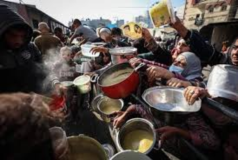 Kelaparab akut ancam gaza. Warga antre berebut makanan.