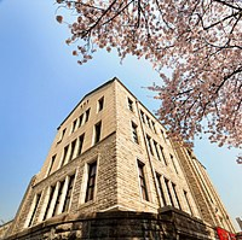 Potret salah satu bagian kampus di Dongguk University. Mahasiswa di Korea memiliki jadwal berbeda setiap harinya. (wikipedia).