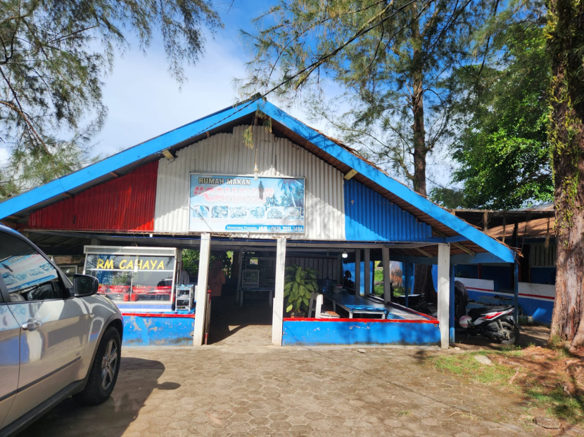 Rumah Makan Cahaya, salah satu warung makan favorit di Pantai Sasak
