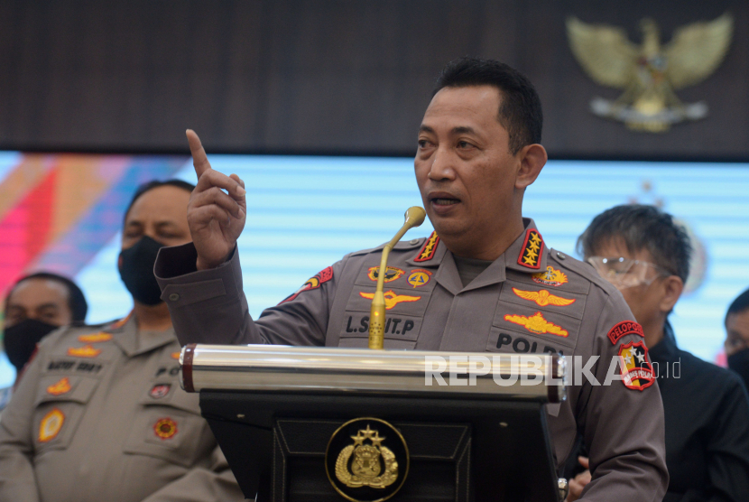 Kapolri Jenderal Pol Listyo Sigit Prabowo mengumumkan Irjen Ferdy Sambo sebagai  tersangka kasus dugaan penembakan Brigadir J di Mabes Polri, Jakarta, Selasa (09/08/22). Foto :republika