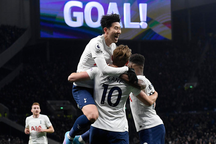Son Heung-min dan Harry Kane merayakan gol untuk Tottenham ke gawang Everton, Selasa (8/ 3/2022) dini hari WIB>