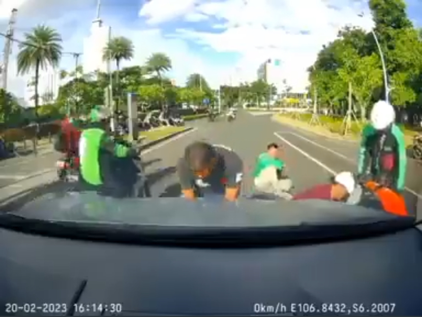 Kecelakaan mobil dan motor. Foto: Tangkapan Layar Twitter