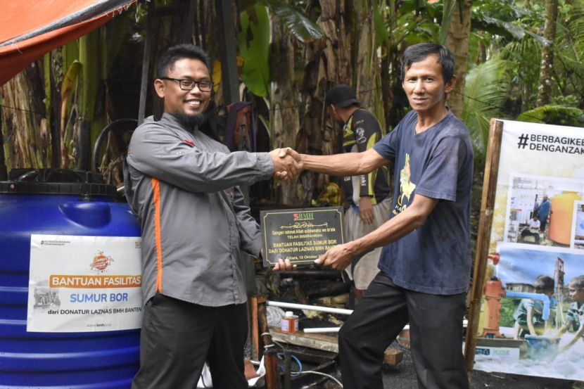 Laznas BMH menyalurkan bantuan sumur bor kepada warga Kampung Cihara, Kecamatan Cihara, Kabupaten Lebak, Provinsi Banten, Rabu (12/10/2022).(Foto: Dok BMH)
