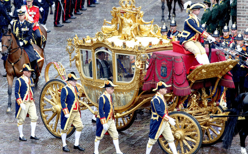 De Gouden Koets, atau kereta emas kerajaan Belanda yang penuh dengan lambang perubudakan.