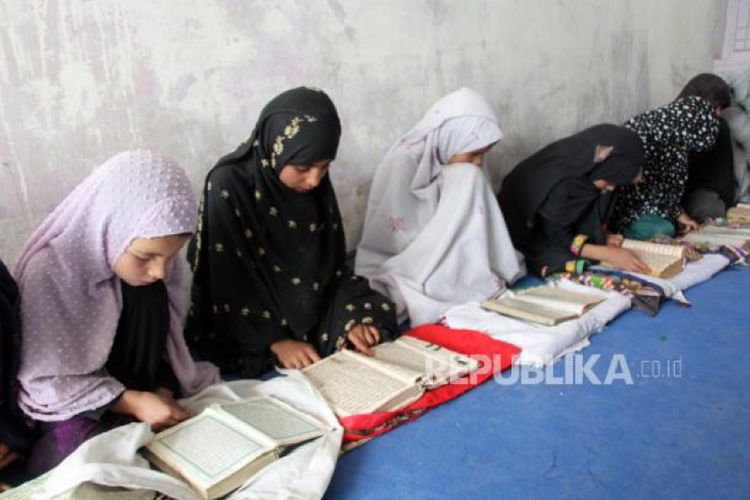  Gadis-gadis Afghanistan membaca ayat-ayat Alquran di sebuah masjid pada bulan puasa Ramadhan, di Kandahar, Afghanistan, Selasa (28/3/2023). Foto: EPA-EFE/STRINGER