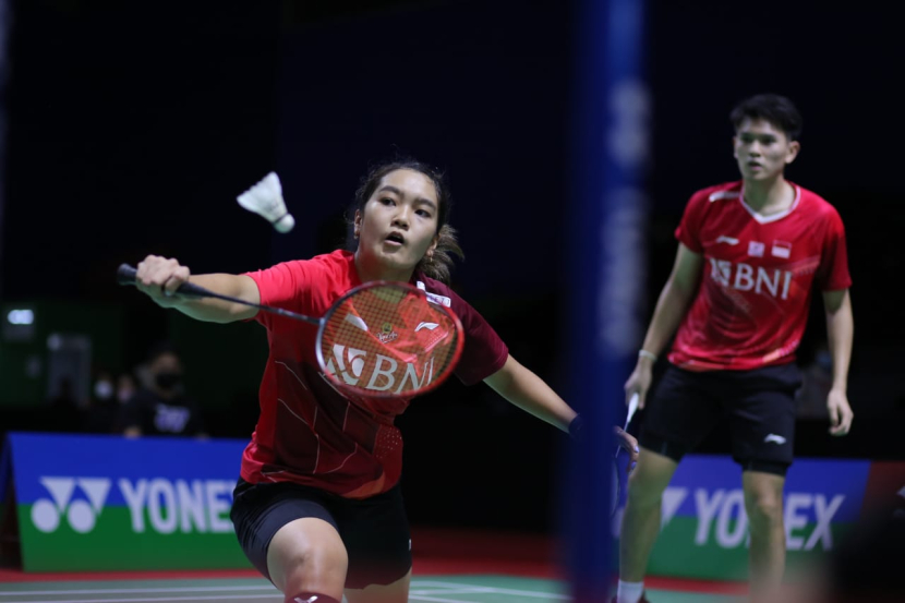 Indonesia meloloskan enam wakilnya ke perempat final Thailand International Challenge 2023, tunggal putra habis tidak tersisa. Salah satunya pasangan ganda campuran Adnan Maulana/Nita Violina Marwah.