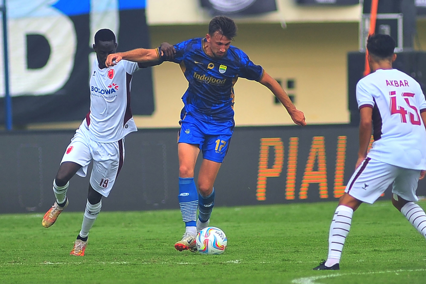 Gelandang bertahan Persib Bandung Mateo Kocijan dikepung dua gelandang PSM Makassar pada laga pembuka Grup A Turnamen Pra Musim Piala Presiden 2024 antara Persib Bandung melawan PSM Makassar di Stadion Si Jalak Harupat, Bandung, Jumat (19/7/2024).  (FOTO: YOGI ARDHI/REPUBLIKA NETWORK) Nikon D3, Nikkor 300/2.8 ED MF, Tripod Velbon.