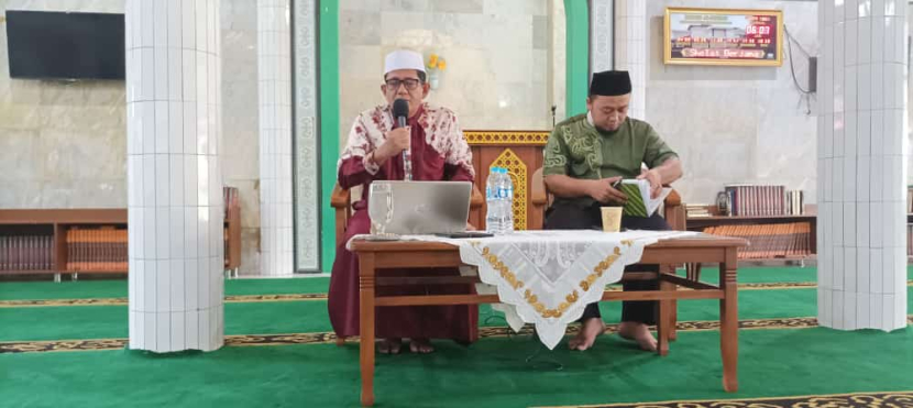 Habib Abdurrahman al-Habsy (kiri) mengisi pengajian guru dan karyawan Sekolah Bosowa Bina Insani (SBBI) Bogor,  Jumat (28/10/2022).