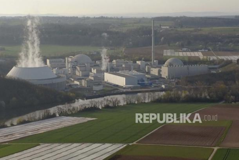 Pembangkit listrik tenaga nuklir Neckarwestheim di Neckarwestheim, Jerman, Senin (10/4/2023). Tiga pembangkit nuklir terakhir di Jerman, Isar 2, Neckarwestheim 2 dan Emsland akan ditutup pada 15 April, dengan demikian menyelesaikan penghentian nuklir di Jerman. Sumber: EFE/RONALD WITTEK, file (Republika.co.id)