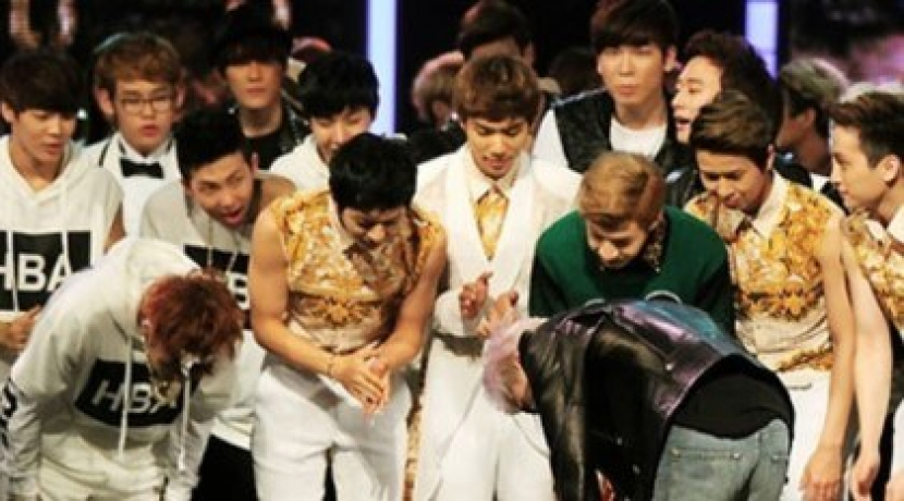 Personel grup Big Bang, G-Dragon menundukkan kepala sebagai cara menyampaikan salam kepada juniornya di salah satu acara musik televisi Korea Selatan. (Dok. Koreaboo)