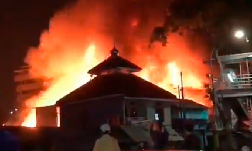 Kebakaran di area Pasar Gembrong, Jakarta Timur.