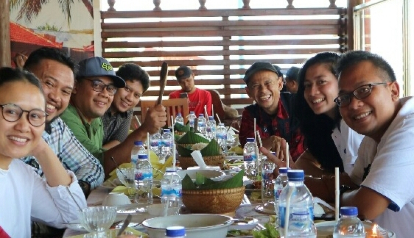 Makan bersama.