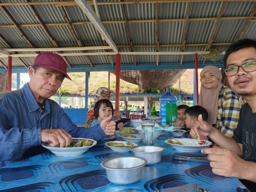 Wisatawan makan siang di Pantai Sasak