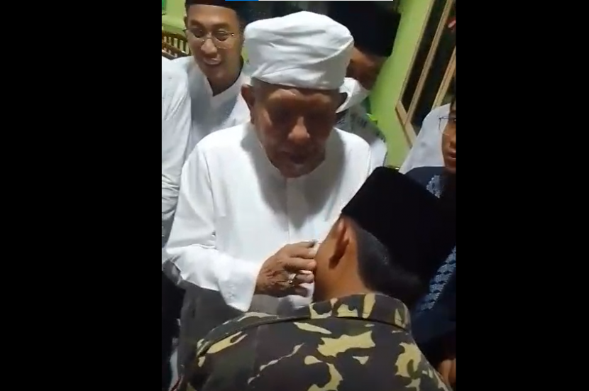 Kiai tampar anggota Banser. KH Syukron Makmun menampar anggota Banser agar jangan menjaga gereja. Foto: Tangkapan Layar.