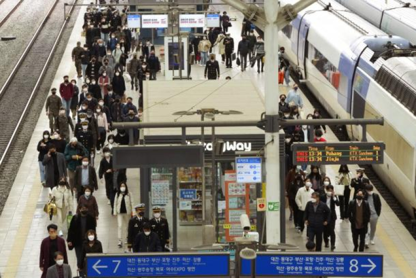 Warga beraktivitas di Seoul Railway Station, Seoul, Korea Selatan, Kamis (17/3/2022). Foto: AP Photo/Ahn Young-joon