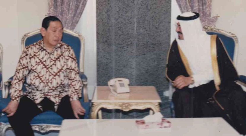 Presiden Gus Dur dan Raja Fahd. Presiden KH Abdurrahman Wahid atau Gus Dur menjadi obat mujarab bagi Raja Fahd, penguasa Arab Saudi. Foto: Gusdurian.