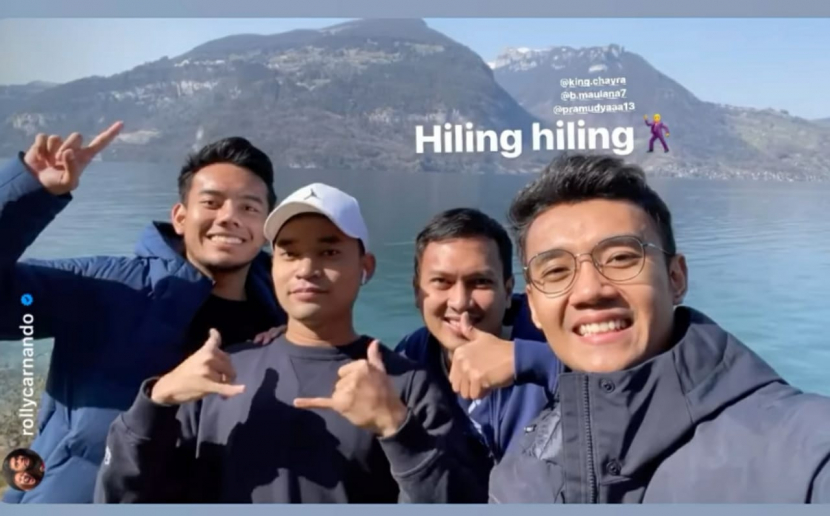 Usai bertanding di tur Eropa, para pemain ganda putra Indonesia jalan-jalan di gunung salju di Swiss.