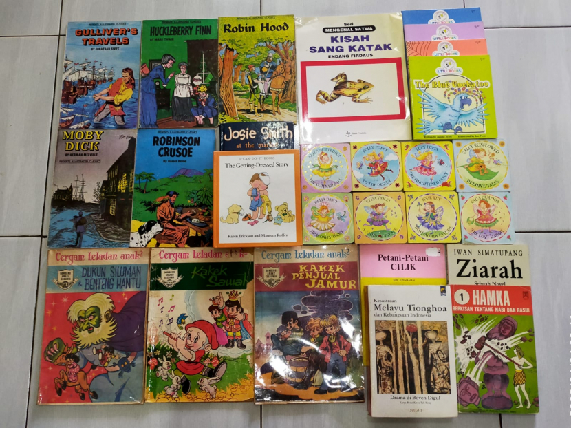Di pasar buku bekas tersedia beragam jenis buku; mulai dari buku anak-anak, komik, karya sastra, dan banyak lainnya.