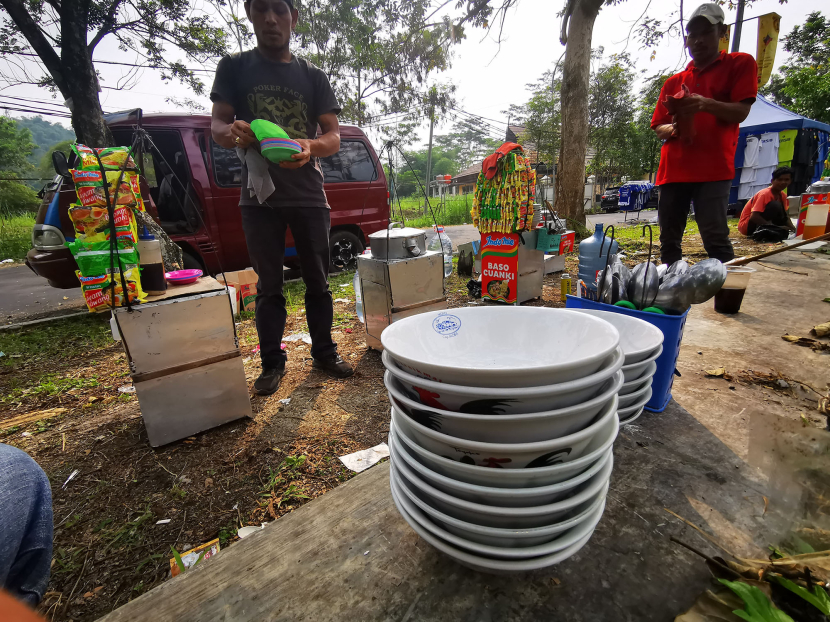 Sejumlah pedagang Cuankie warga Kota Bandung menyiapkan dagangan ikut mencari peruntungan yang pada turnamen Piala Presiden 2024,di Stadion Si Jalak Harupat, Soreang Kabupaten Bandung, Ahad (22/7/2024). Foto: Yogi Ardhi/Republika Network