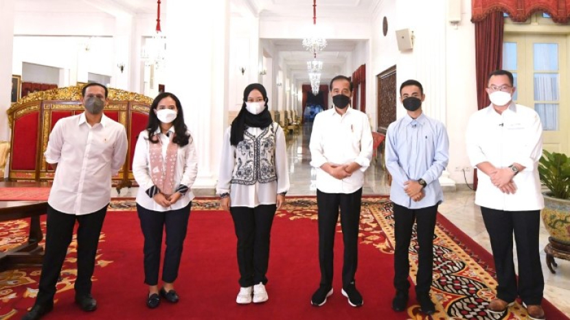 Ayu Sabrina beserta peserta Program Indonesia Mengajar diterima Presiden Jokowo di Istana Negara beberapa waktu lalu. Foto : ditjen dikti