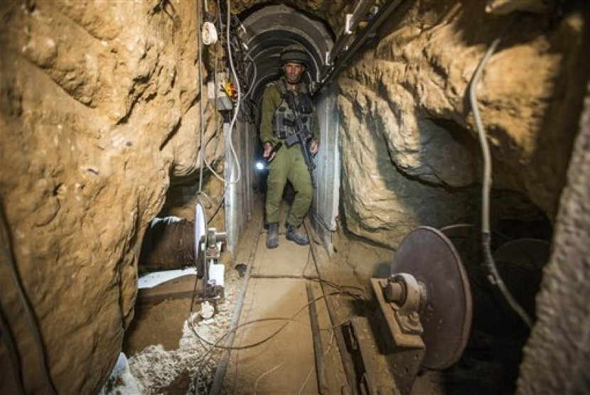 Tentara Israel mengecek terowongan yang dibangun para pejuang Hamas di Gaza. (AP/Republika)