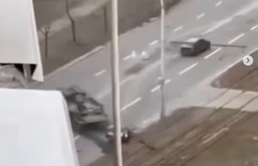 Tank Rusia gilas mobil sipil Ukraina.  (Foto: tangkapan layar youtube)