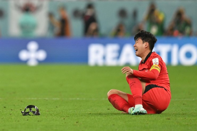 Son Heung-min setelah timnya menang 2-1 atas Portugal pada akhir pertandingan sepak bola grup H Piala Dunia di Stadion Education City di Al Rayyan, Qatar, 2 Desember. Cr: AFP- Yonhap