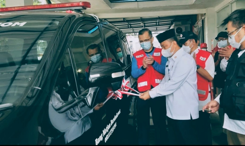 Ketua Dewan Kehormatan PMI Kota Depok, Supian Suri meluncurkan mobil ambulans jenazah gratis  di Markas PMI Kota Depok, Selasa (16/08/2022).